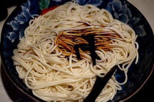 醤油を添えた緑色の油性麺の実務的尺度7