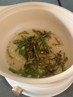 決められた油の醤油を添えて麺を作る10分の練習の動き ボウルのグリーン7 