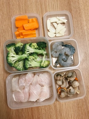 The practice measure of rice served with meat and vegetables on top of Chinese style seafood 1