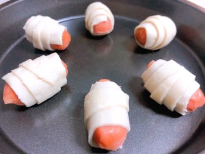 [the hand catchs cake sausage roll] practice measure 2