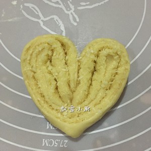 The practice measure of biscuit of heart form shredded coconut stuffing 11