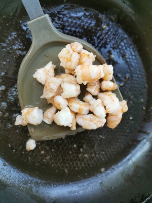 The practice measure that orchid shelled fresh shrimps fries a meal on the west 7