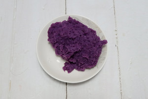 The practice measure of 10M+ of cake of violet potato of dough made with boiling water 3