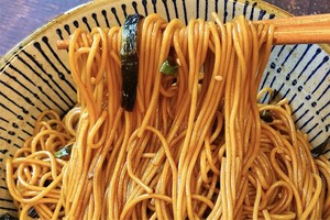 The practice measure of appetizing green oily noodles served with soy sauce 3