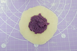 The practice measure of 10M+ of cake of violet potato of dough made with boiling water 5