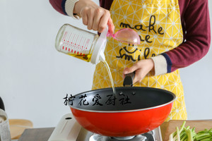 Green oily noodles served with soy sauce says: Always having a bowl of side is simple delicious practice measure 8