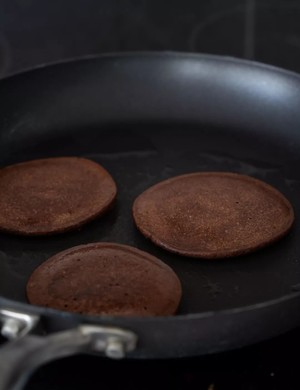 The practice measure of muffin of caramel banana chocolate 4