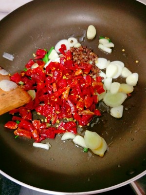 The practice measure of the man of hot pepper chicken that exceeds go with rice 9