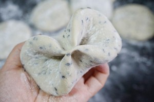 Black sesame seed blossoms the practice measure of the steamed bread 18