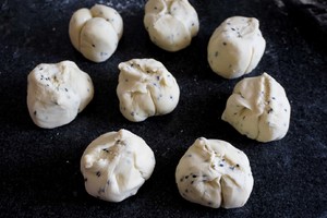 Black sesame seed blossoms the practice measure of the steamed bread 9