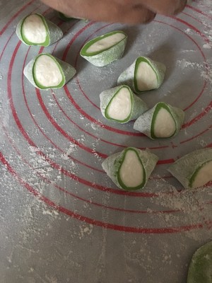 The emerald dumpling with green delicious nutrition (stuffing of spinach dried small shrimps) practice measure 8