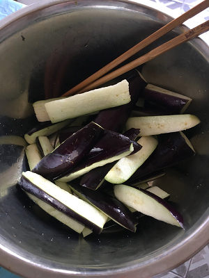 The practice measure that burns aubergine rice served with meat and vegetables on top 1