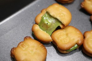 The practice measure that applies tea ox to plunge into biscuit 7