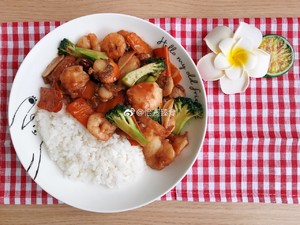 The practice measure of rice served with meat and vegetables on top of Chinese style seafood 9