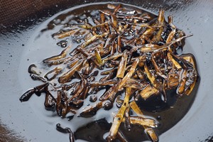 The practice measure of green oily noodles served with soy sauce 6