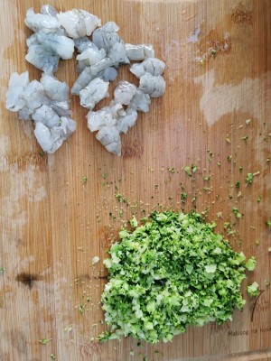 The practice measure that orchid shelled fresh shrimps fries a meal on the west 4
