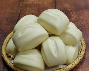 The practice measure that old range knife cuts a steamed bread 16