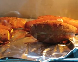 Simple quick worker bakes pachyrhizus (yam) practice measure 6