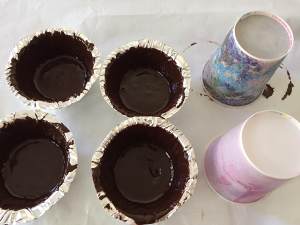 Person admire of chocolate cup Zhi this the practice measure of cake 2