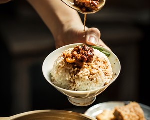 テーブルには、オイル（小さな白いアレンジ）のないフレーバーにがり肉の食事はありません。練習対策7