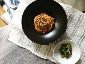 若いクイックワーカー8の緑の醤油を添えた油っこい麺の実践測定