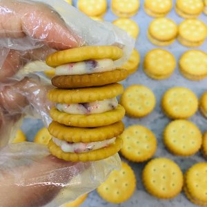 The practice measure of Niu Za sandwich biscuits 6