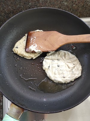 The practice measure of thin pancake made of millet flour of soya bean broken bits 3