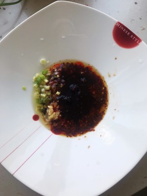 The practice measure of the dry noodles served with soy sauce of dribble 2