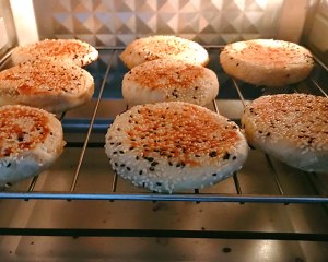 The practice measure of sesame seed cake of a condiment made of roast prickly ash and salt 12