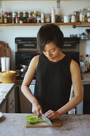 食べ物を作る1日について話すeva チャン・チアンのオラートplain子は、素朴な味に合わせて、作り方の実践尺度に浸します9 