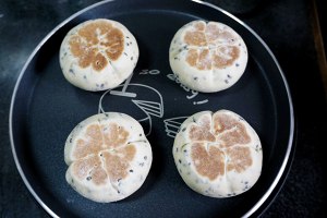 Black sesame seed blossoms the practice measure of the steamed bread 24