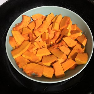 The practice measure of pumpkin rose steamed bread 1