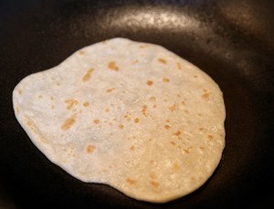 Thin pancake coils vegetable (spring pancake of bake in a pan) practice measure 6