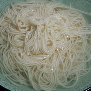 The practice measure of green oily noodles served with soy sauce 7