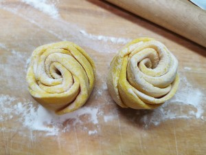 食べる純粋なカボチャの蒸しパンを補完する最愛の人になることができます。 バラ、ハリネズミ、カボチャのモデリングの蒸しパンの方法21