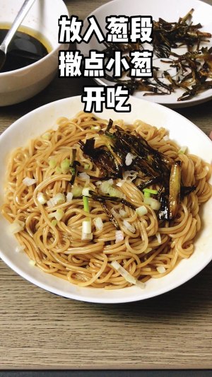 The practice measure of green oily noodles served with soy sauce 6