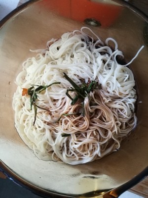 若いクイックワーカー7の緑の醤油を添えた油性麺の実習尺度