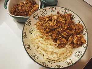 The practice measure of egg sauce noodles served with soy sauce 4