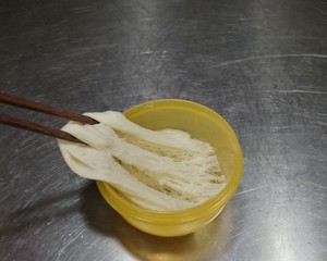 The practice measure that old range knife cuts a steamed bread 1