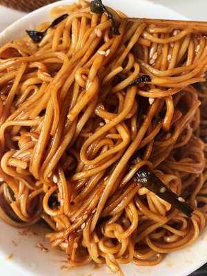 麺を作るボウルの決められた油の醤油を添えて麺を作る10分の練習の動き 14 