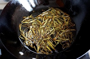 醤油4を添えた緑色の油性麺の実習尺度