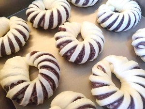 Sweetened bean taste coils the practice measure of biscuit plastics method 9