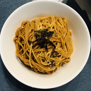 The practice measure of green oily noodles served with soy sauce 6