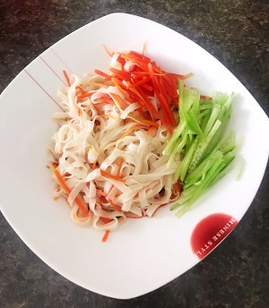 The practice measure of the dry noodles served with soy sauce of dribble 4