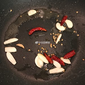 The practice measure of rice served with meat and vegetables on top of Chinese style seafood 7