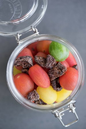 The practice measure of the small tomato of iced word plum that summer has surely 3