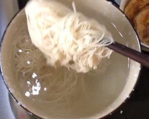 Simple and delicious the practice measure of the breakfast dry noodles served with soy sauce that makes easily 7