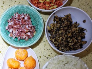 The practice measure of a steamed dumping with the dough gathered at the top of dumpling skin salty yoke 1