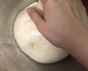 The hand kneads small calf horn to wrap (milk biscuit recipe) practice measure 11