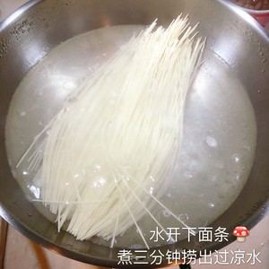 練習の方法 それは、醤油を添えたシンプルな辛さの冷たい麺4 